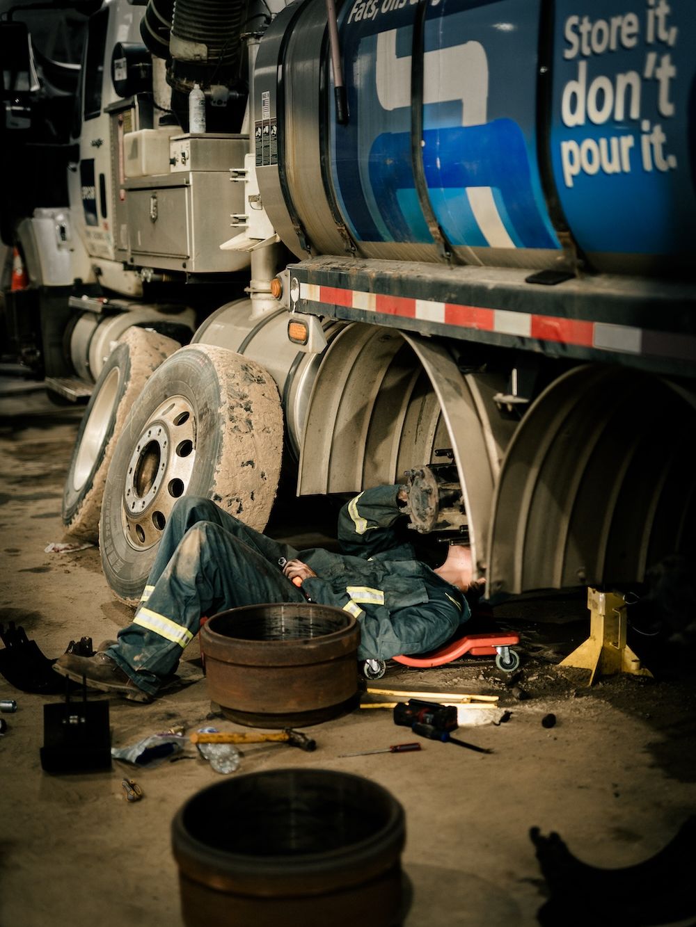 Mach 6 technician working on a commercial trailer axle